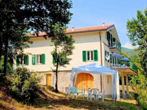Spacious home divided in two apartments with lovely terrace surrounded by nature, Sesta Godano